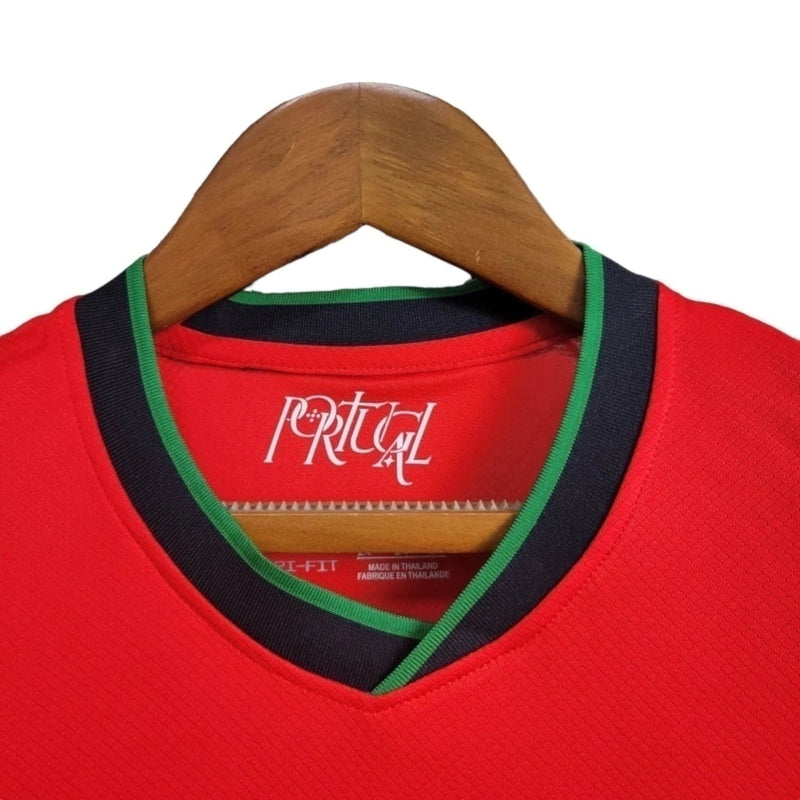 Kit Infantil Seleção de Portugal I 24/25 - Nike - Vermelho com detalhes em preto e verde