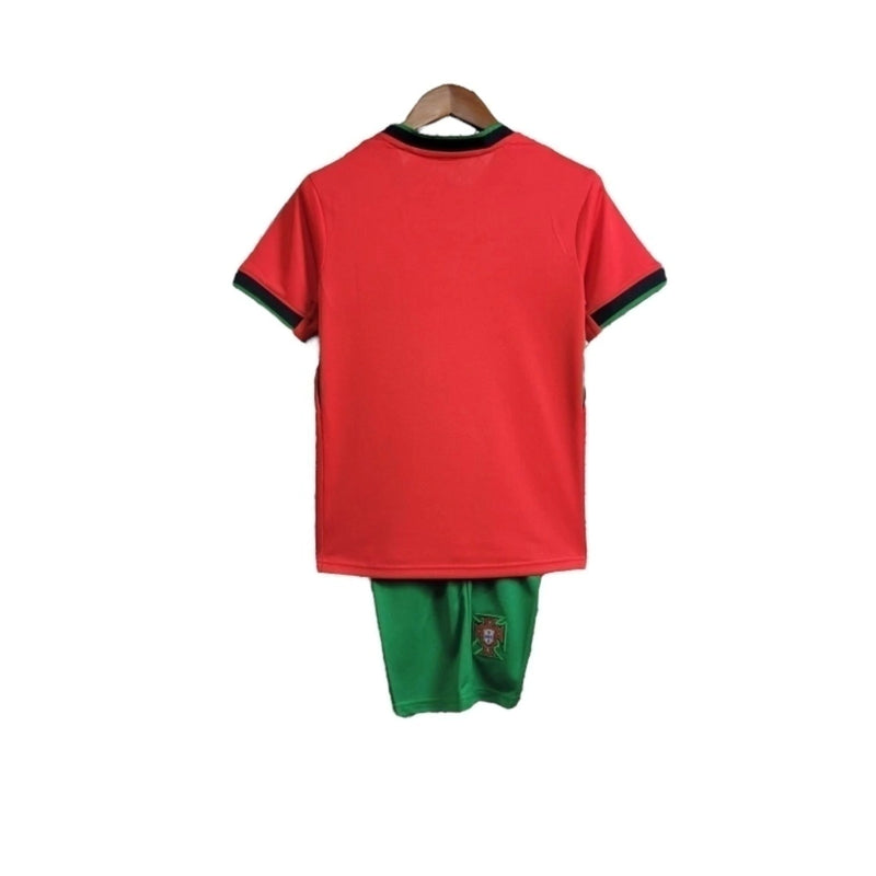 Kit Infantil Seleção de Portugal I 24/25 - Nike - Vermelho com detalhes em preto e verde