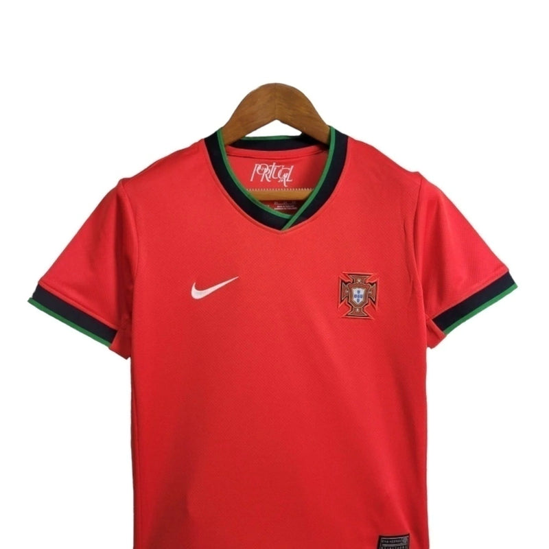 Kit Infantil Seleção de Portugal I 24/25 - Nike - Vermelho com detalhes em preto e verde