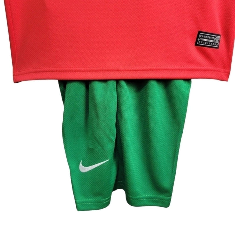 Kit Infantil Seleção de Portugal I 24/25 - Nike - Vermelho com detalhes em preto e verde